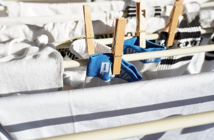 Pranie, suszące się białe ubrania