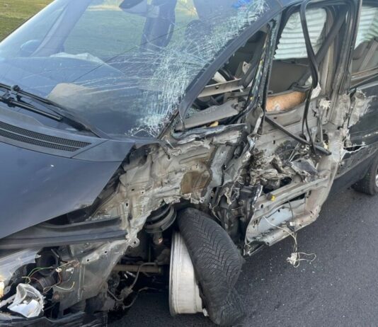 Wypadek w Dębowej Łęce: osobówka uderzyła w naczepę cieżarówki Wypadek w Dębowej Łęce: osobówka uderzyła w naczepę cieżarówki