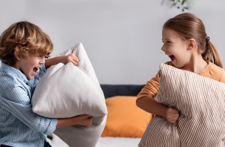 Zazdrość, rywalizacja i kłótnie. Jak zaprowadzić pokój między rodzeństwem?