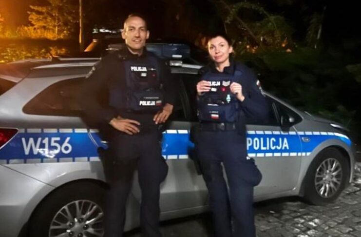 Nocny pożar w Szczecinie: policjanci wyprowadzili małżeństwo z płonącego mieszkania na Pogodnie