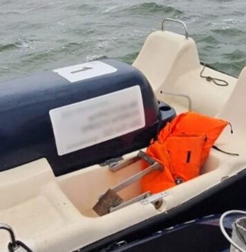 Zalew Mietkowski: Silny wiatr zniósł rower wodny w pobliże tamy
