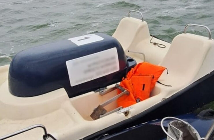 Zalew Mietkowski: Silny wiatr zniósł rower wodny w pobliże tamy