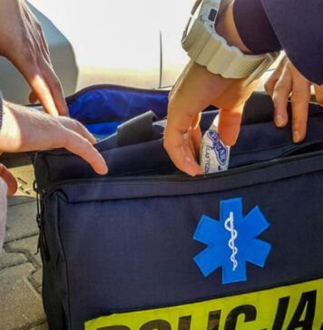 Apteczka pierwszej pomocy z napisem Policja