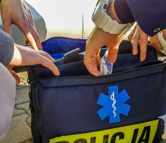 Policjanci uratowali 37-latka w kryzysie – o swoich zamiarach poinformował w social mediach Apteczka pierwszej pomocy z napisem Policja