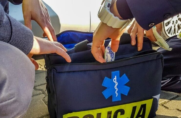 Apteczka pierwszej pomocy z napisem Policja
