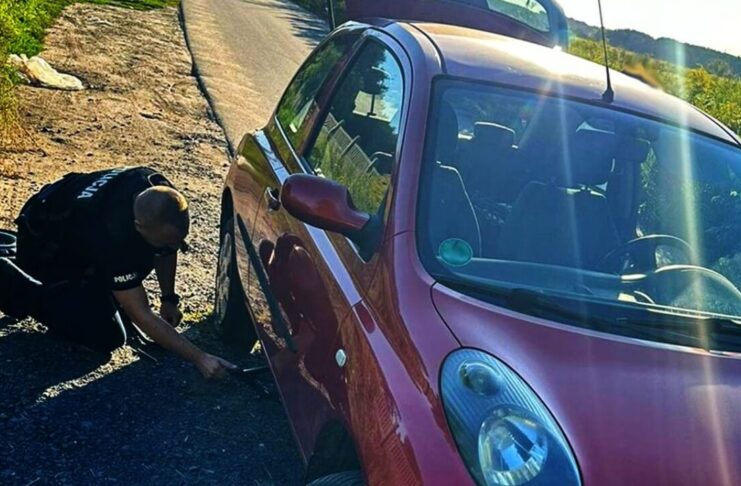 Policjanci ze Słubic pomogli starszej kobiecie z przebitą oponą Policjanci ze Słubic pomogli starszej kobiecie z przebitą oponą