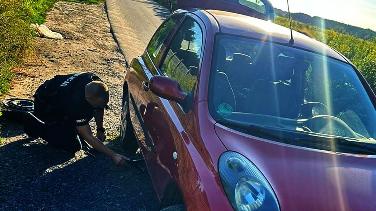 Policjanci ze Słubic pomogli starszej kobiecie z przebitą oponą