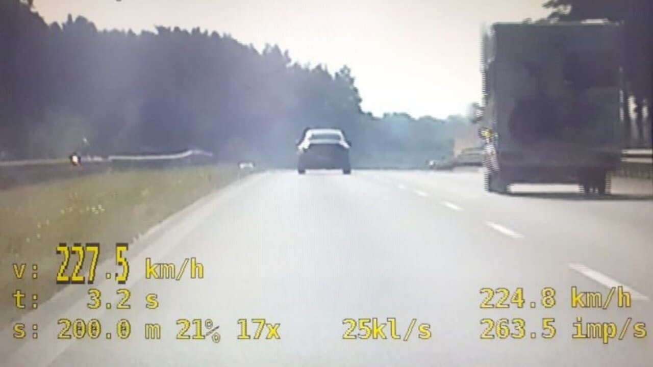 Szalony kierowca Mercedesa pędził 227 km/h na S3 - prawie trzykrotnie przekroczył dozwoloną prędkość!