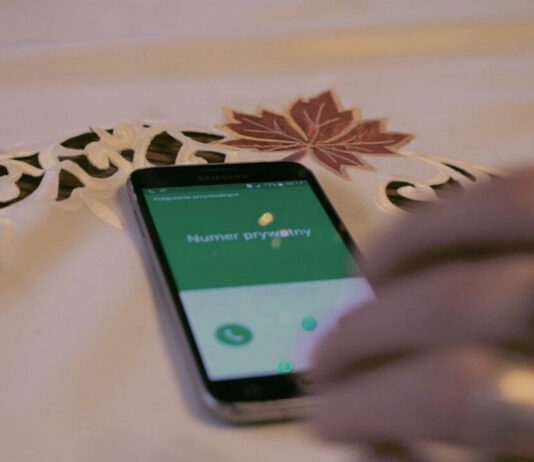 Telefon komórkowy wyświetlający "nieznany numer"