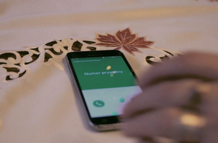 Telefon komórkowy wyświetlający "nieznany numer"