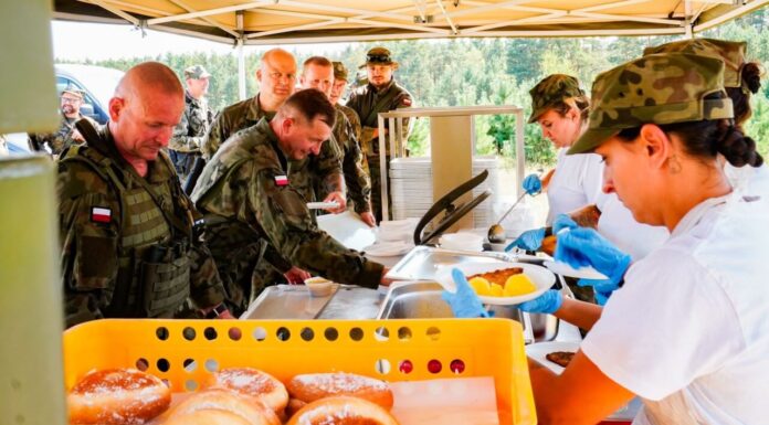 Od grochówki po kotlet schabowy: Jak wygląda jedzenie na poligonie? Jedzenie na poligonie