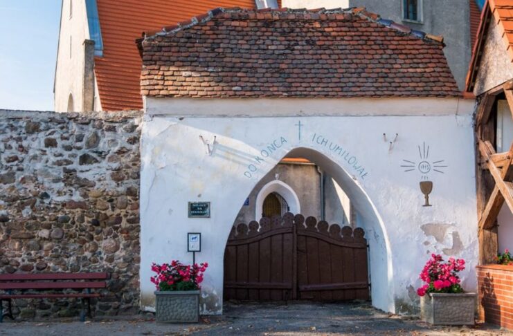 Brama kościoła w Lubanicach