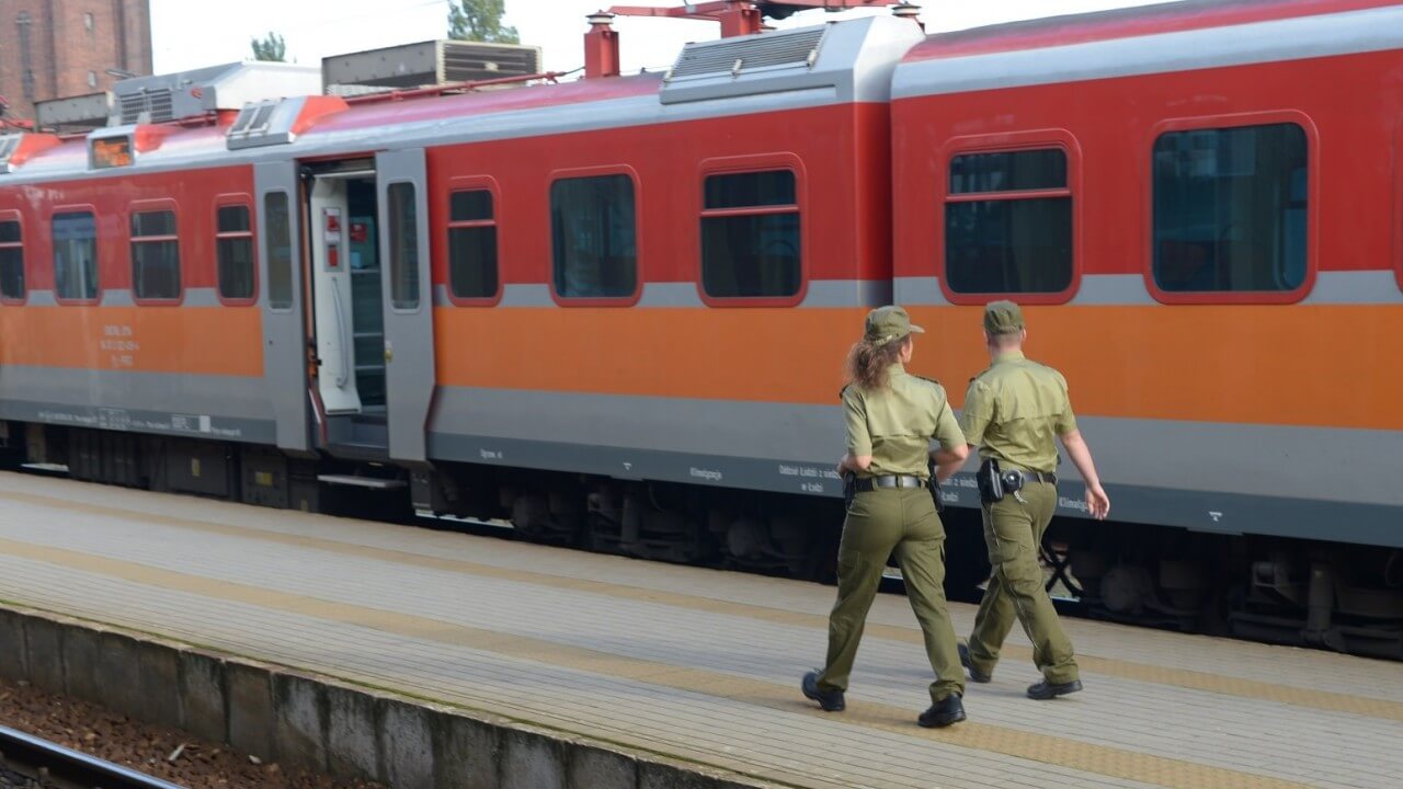 Emigranci w pociągach próbują nielegalnie przekroczyć granice Polski