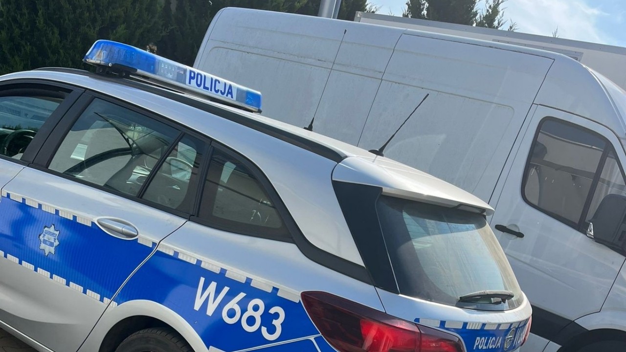 Wiózł 9 pasażerów, kilku ukrył na pace