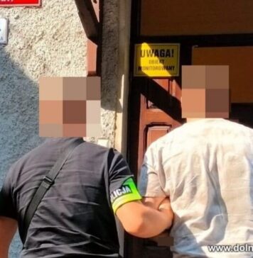32-latek pobił matkę i zaatakował interweniujących policjantów - mężczyzna trafił do aresztu