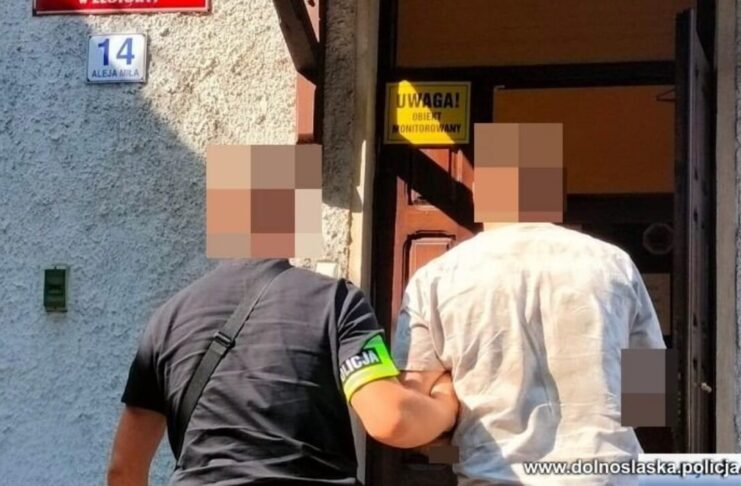 32-latek pobił matkę i zaatakował interweniujących policjantów - mężczyzna trafił do aresztu