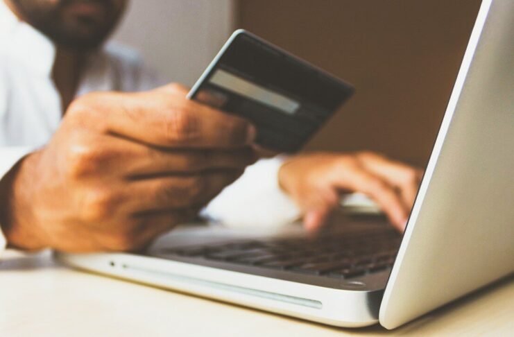Płatność kartą za zakupy internetowe