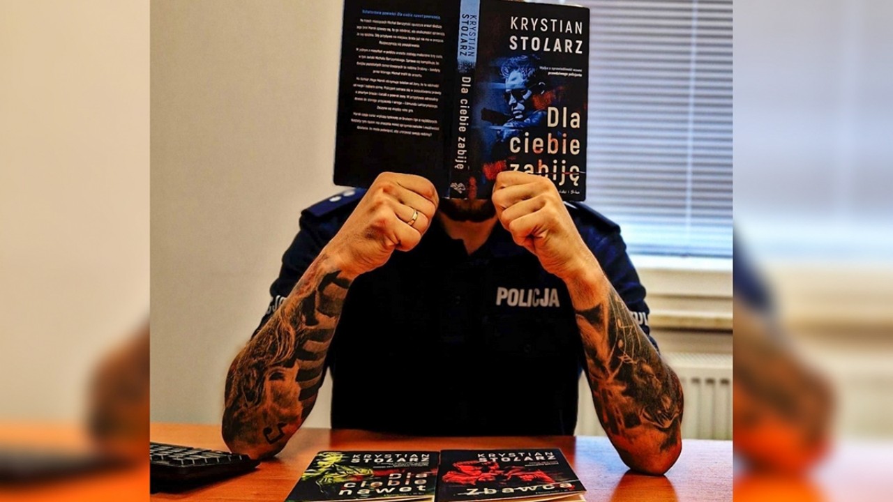 Po pracy pisze książki: Krystian Stolarz - od policjanta do autora kryminałów... i to całkiem dobrych