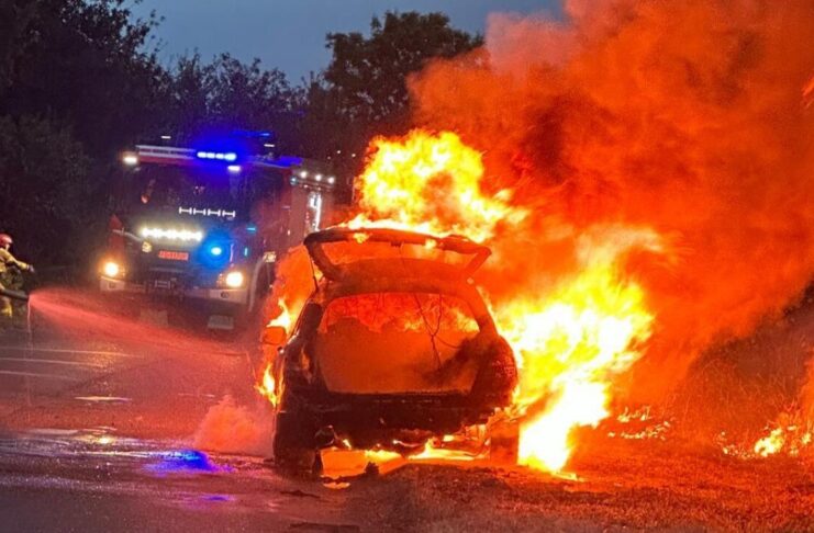 Pożar samochodu w Miechowie: Kierowcy udało się uciec ale samochód spłonął doszczętnie