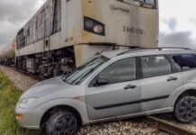 Wypadek na przejeździe kolejowym koło Połupina: Pociąg staranował samochód