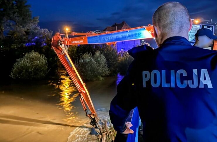 Sytuacja powodziowa na Bobrze: fala powodziowa zmierza do Nowogrodu Bobrzańskiego, Żagań i Szprotawa walczą Sytuacja powodziowa na Bobrze