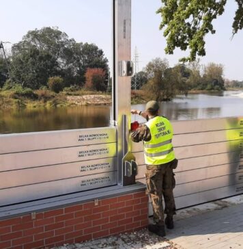 Terytorialsi z 12WBOT niosą wsparcie w walce ze skutkami powodzi