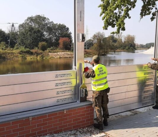 Terytorialsi 12WBOT niosą wsparcie w walce z powodzią Terytorialsi z 12WBOT niosą wsparcie w walce ze skutkami powodzi