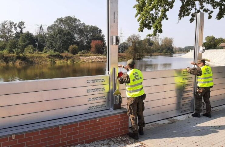 Terytorialsi z 12WBOT niosą wsparcie w walce ze skutkami powodzi