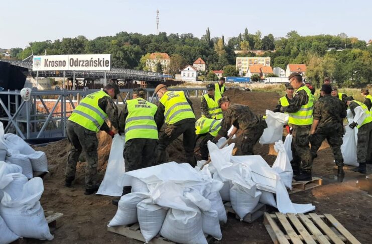 Terytorialsi 12WBOT niosą wsparcie w walce z powodzią
