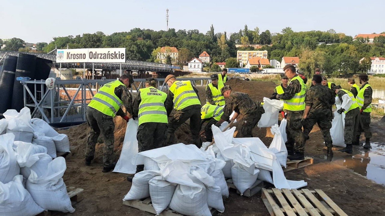 Fala kulminacyjna dotarła do Krosna Odrzańskiego: Bóbr wylał w Starym Raduszcu, trwa umacnianie wałów