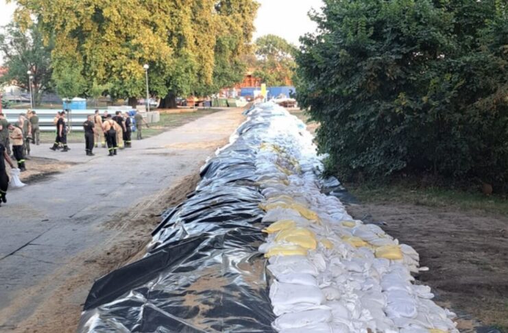 Lubuskie szykuje się na falę kulminacyjną: Pełna gotowość w Słubicach i Kostrzynie nad Odrą. Utrudnienia na mostach