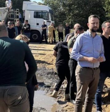 Wicepremier Kosiniak-Kamysz w Szprotawie: Szef MON oceniał skalę zniszczeń po powodzi i spotkał się z służbami Wicepremier Kosiniak-Kamysz w Szprotawie