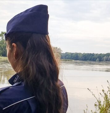 Fala kulminacyjna dotarła do lubuskiego. Tusk: W Nowej Soli emocje sięgają zenitu Policjanci monitorują sytuację na rzece Odra oraz linii brzegowej w Nowej Soli