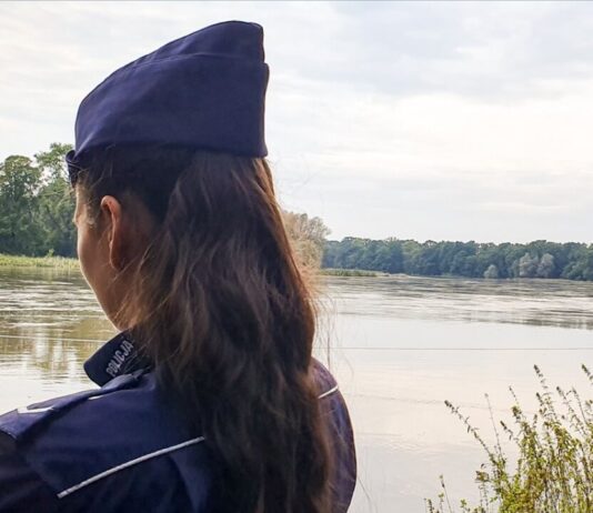 Policjanci monitorują sytuację na rzece Odra oraz linii brzegowej w Nowej Soli