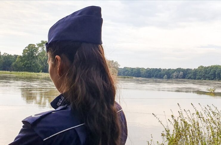 Fala kulminacyjna dotarła do lubuskiego. Tusk: W Nowej Soli emocje sięgają zenitu Policjanci monitorują sytuację na rzece Odra oraz linii brzegowej w Nowej Soli