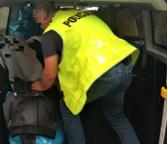 Podrobiona odzież za ułamek ceny oryginałów na bazarze w Łęknicy Podrobiona odzież za ułamek ceny oryginałów na bazarze w Łęknicy