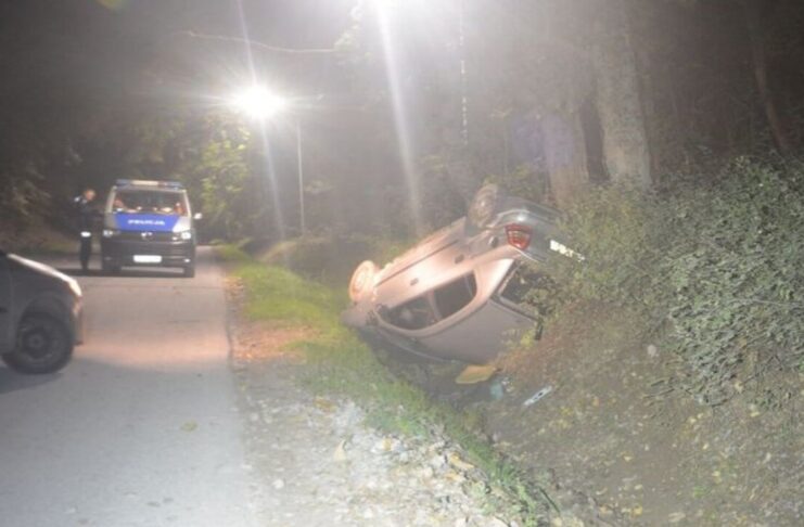 Dachowanie na podwójnym gazie – jeden wylądował w rowie, drugi w ogrodzie Dachowanie na podwójnym gazie – jeden wylądował w rowie, drugi w ogrodzie
