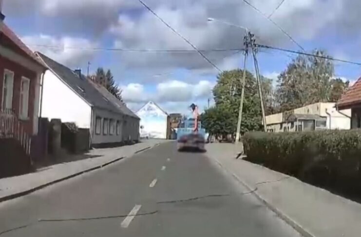 Zahaczył dźwigiem o linie energetyczne – kosztowny błąd 58-latka Dźwig który uszkodził linie energetyczne