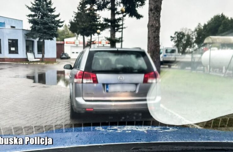 Zignorował sądowy zakaz prowadzenia i był poszukiwany – wpadł podczas kontroli drogowej
