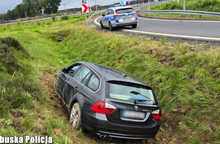 Nietrzeźwy kierowca wypadł z drogi na S3, zostawił swoje BMW w rowie i uciekł BMW w rowie na S3