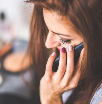 Kobieta rozmawiająca przez telefon