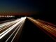 Zatrzymał się na lewym pasie i zasnął na autostradzie – 26-latek był pod wpływem narkotyków Światła samochodów na autostradzie