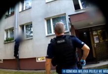 Ugodził nożem, a potem zabarykadował się w domu. Policja dostała się do środka przez okno [nagranie]