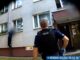 Ugodził nożem, a potem zabarykadował się w domu. Policja dostała się do środka przez okno [nagranie]