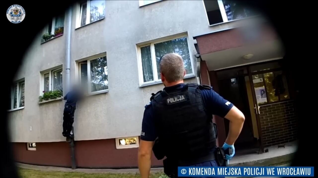 Ugodził nożem, a potem zabarykadował się w domu. Policja dostała się do środka przez okno [nagranie]