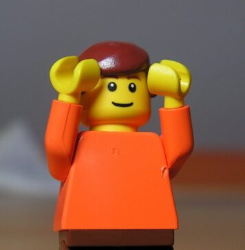 Figurka LEGO z podniesionymi rękami