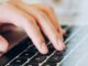 Ręce na klawiaturze - zbliżenie
