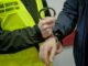 Fałszywy policjant zatrzymany na granicy – oszust wyłudzał pieniądze od starszych osób Funkcjonariusz Straży Granicznej zakłada kajdanki