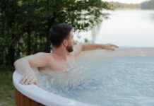 Mężczyzna relaksujący się podczas kąpieli w jacuzzi