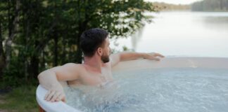 Mężczyzna relaksujący się podczas kąpieli w jacuzzi